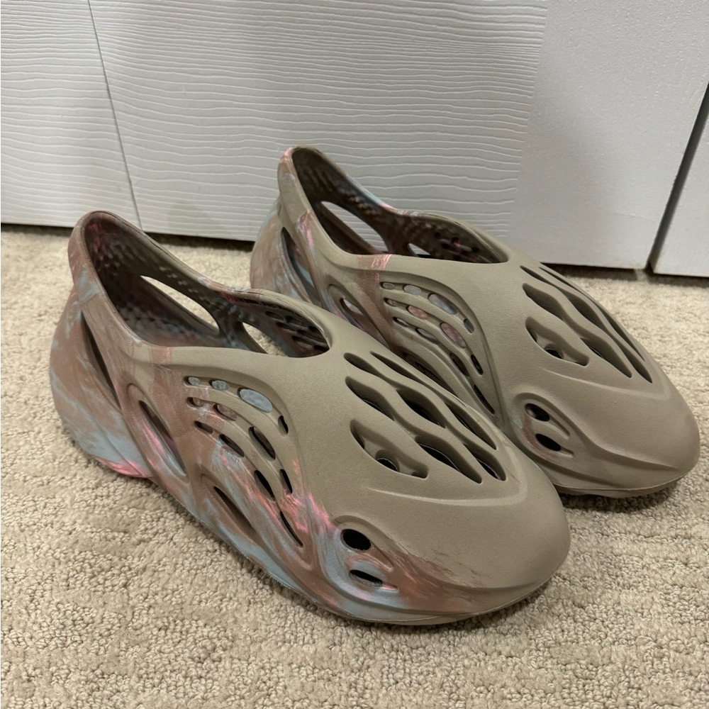 YEEZY FOAMRUNNER SZ 8